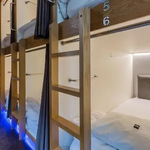 Хостел Uae Capsule 5 Min Walkable From Sharaf Dg Metro, Дубай